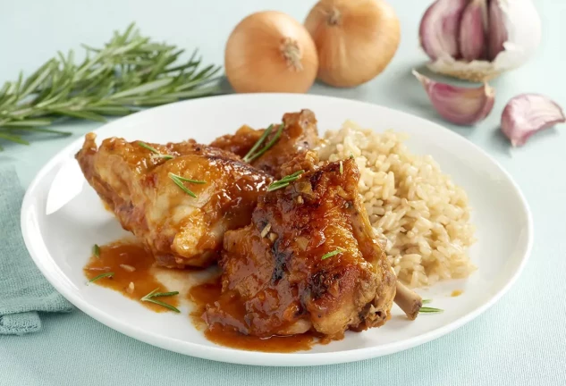 Conejo guisado con sidra y romero
