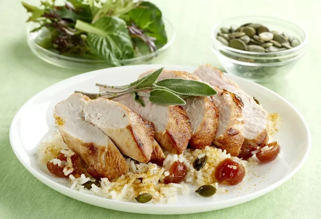 Pechugas de pavo con arroz y cerezas