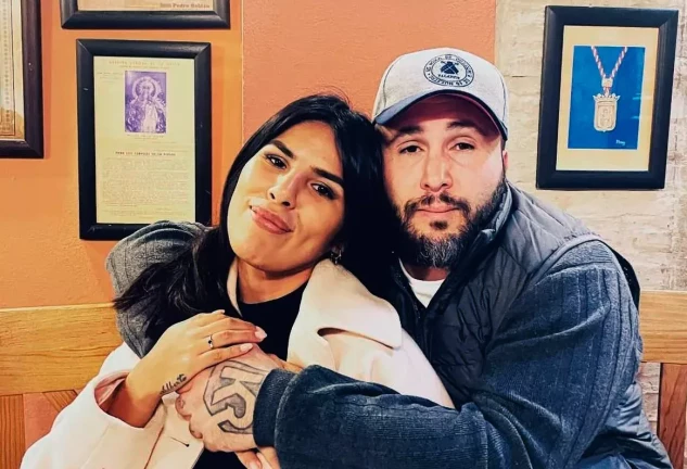 Kiko Rivera posa abrazando a su hermana Isa Pantoja.