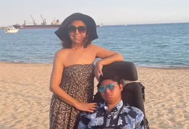 Isabel Gemio con su hijo Gustavo en la playa.
