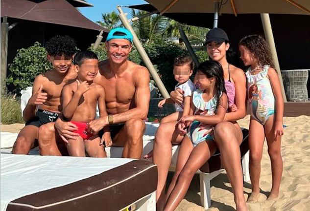 Cristiano Ronaldo cumple 40 años: sus mejores fotos con Georgina y sus hijos en su nueva vida de lujo en Riad