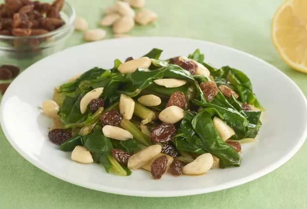 Acelgas salteadas con pasas y almendras