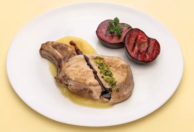 Chuletas de cerdo con ciruelas