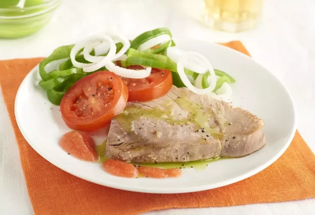 Bonito marinado con tomate
