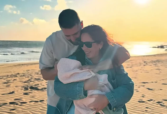 Anabel Pantoja y David Rodríguez con su hija Alma en la playa.