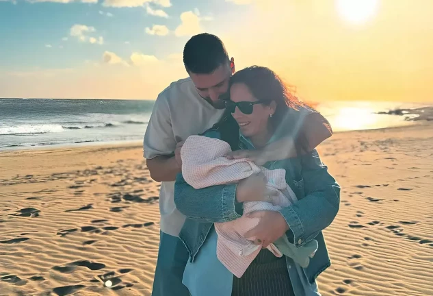Anabel Pantoja y David Rodríguez con su hija Alma en la playa.