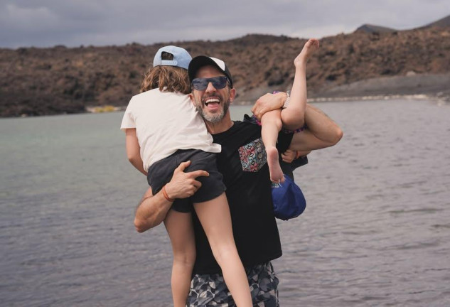 Las fotos más dulces de Roberto Leal y Sara Rubio con sus hijos en Lanzarote