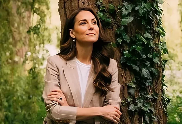 Kate Middleton en un bosque.