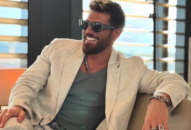 Can Yaman presume de su increíble y lujosa limusina