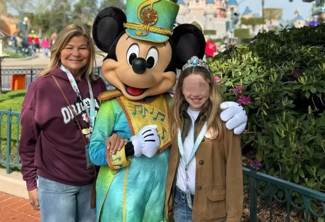 Cari Lapique en Disneyland 1
