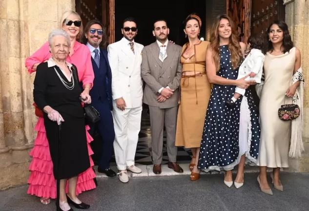 De izqda. a dcha., Matilde Amaya, madre de Antonio; Mariola Orellana; Antonio Carmona; Yerai Cortés; Ismael de la Rosa; Lucía Fernanda Carmona, su hermana Marina, con el pequeño Ismael en brazos; y Lola Orellana.