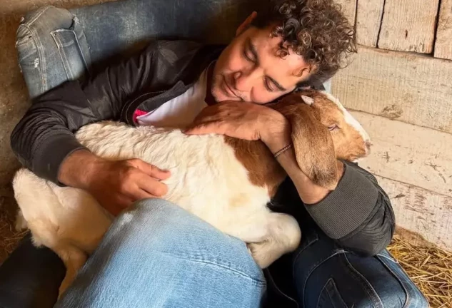 David Bisbal disfruta de un magnífico día en familia en una granja.