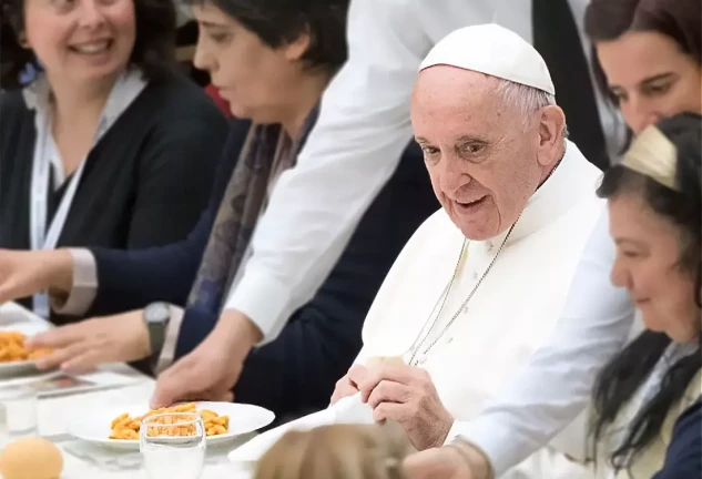 El Papa Francisco, comiendo.