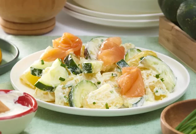 Ensalada de patatas, pepino y salmón ahumado con yogur