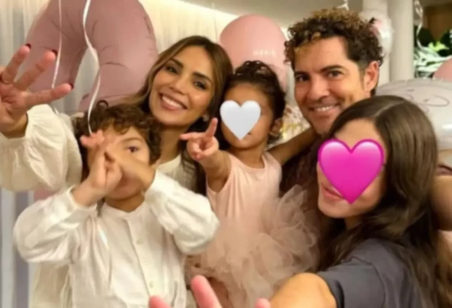 David Bisbal y Rosanna Zanetti junto a sus hijos, Ella, Matteo y Bianca.