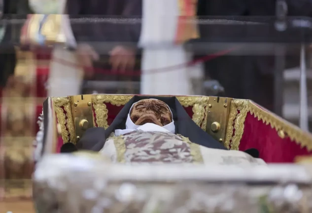 Exposición del cuerpo de Santa Teresa de Jesús en Alba