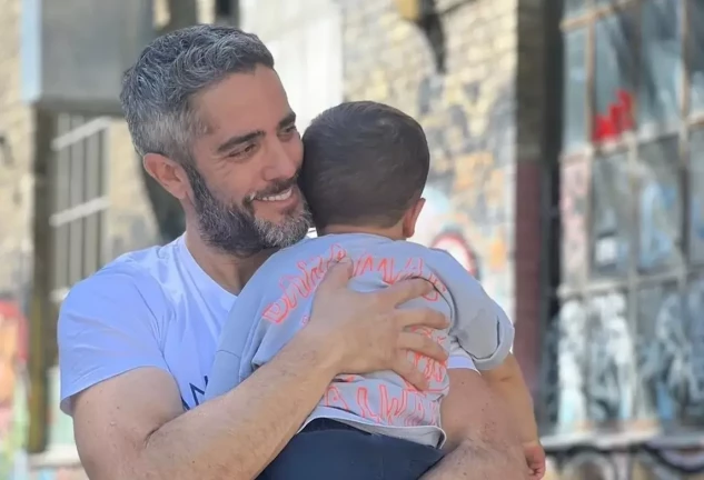 Roberto Leal y su hijo, Leo.