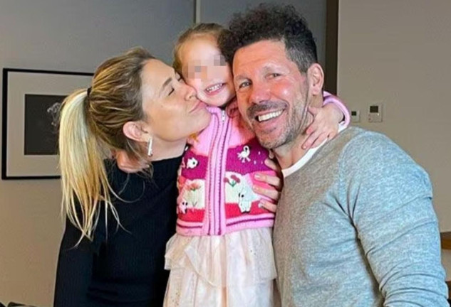 Diego Simeone y Carla Pereyra y una de sus hijas.