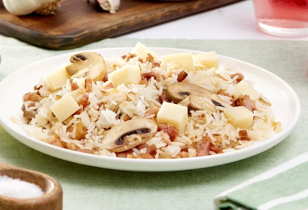 Ensalada tibia de arroz con champiñones y queso de oveja