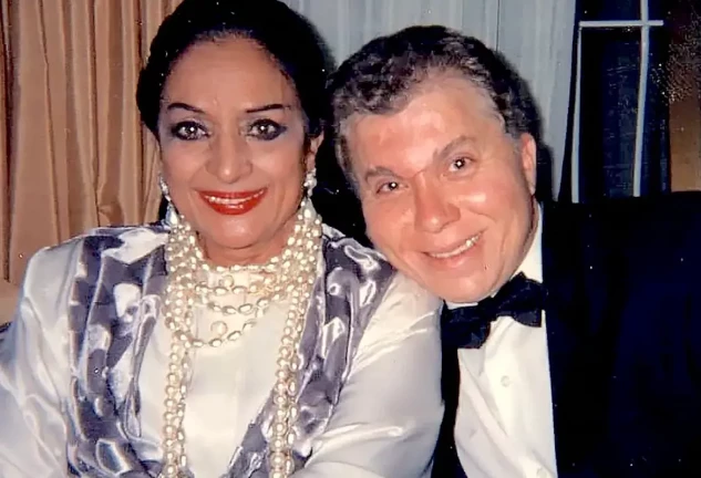 Lola Flores al lado de estas líneas, con su gran amigo Juanito “El Golosina”.