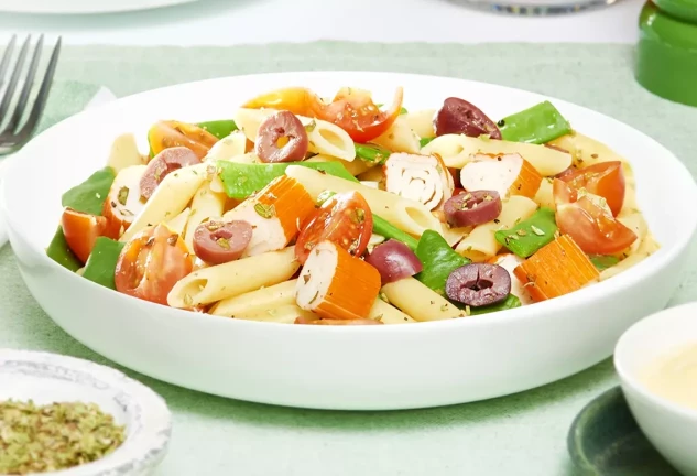 Ensalada de macarrones con judías verdes, surimi y mayonesa