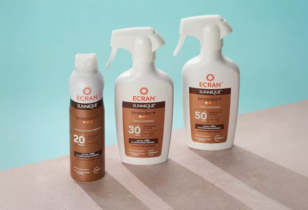 Leche solar en spray con protección alta y efecto bronceado