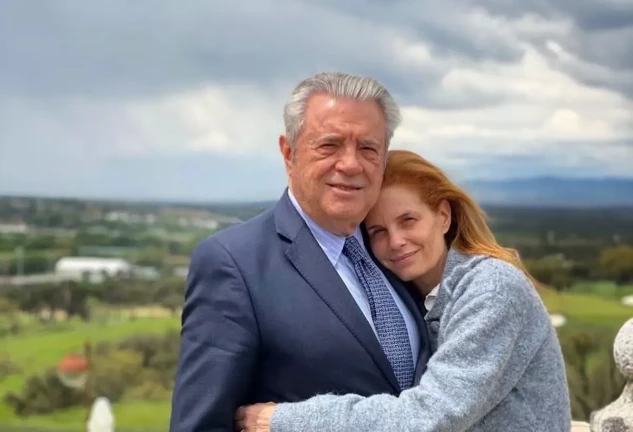 Olivia de Borbón abrazada a su padre