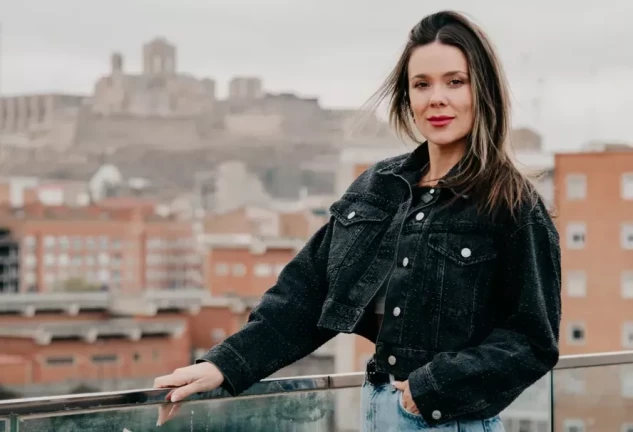 Lorena Gómez en una imagen promocional en exteriores en 2023.