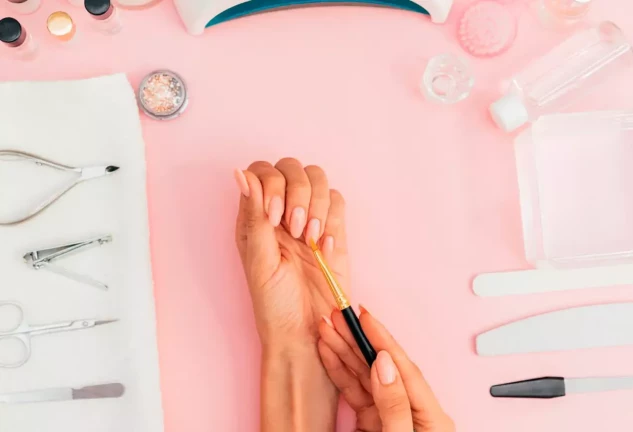 Kit de uñas semipermanentes con lámpara UV para manicura en casa.