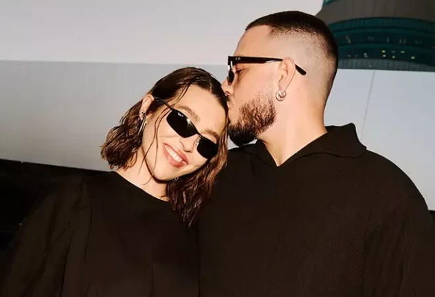 Alba Díaz abrazada por su novio.