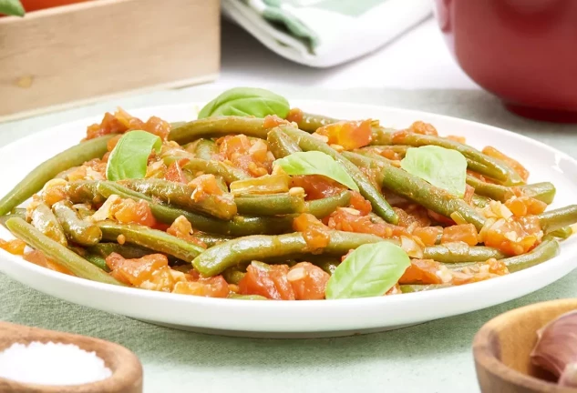 Judías verdes con salsa de tomate a la albahaca