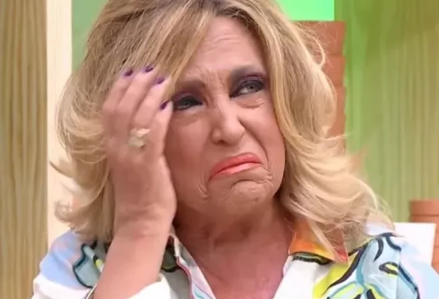 Lydia Lozano llorando en 'La familia de la tele'.