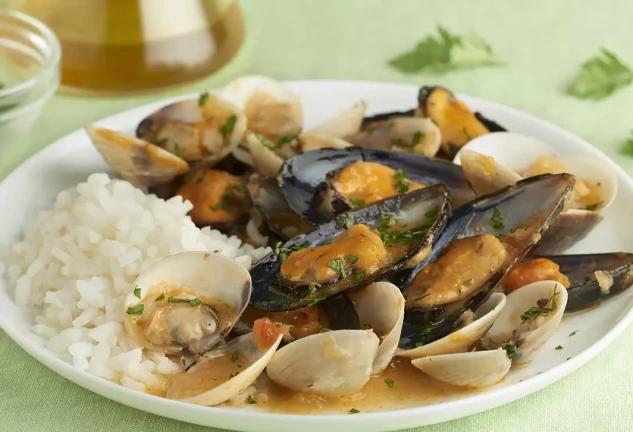 Mejillones y almejas a la marinera