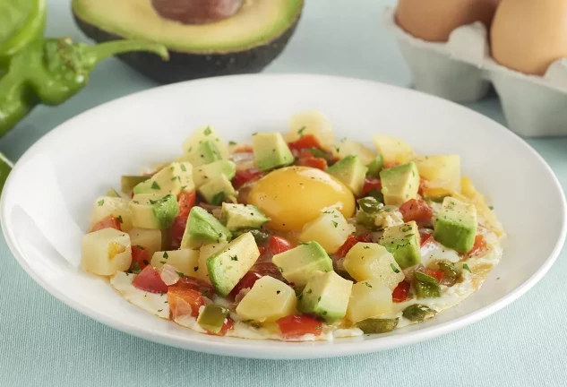 Huevos con verduritas y aguacate