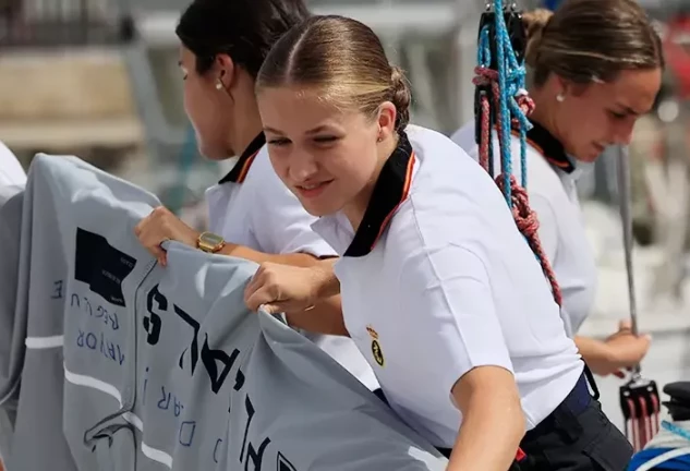 Leonor aprendiendo a navegar