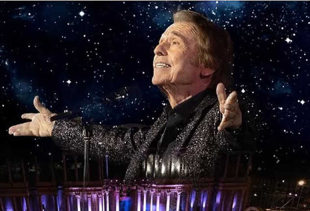 Raphael, arropado por su familia y sus exsuegros, José Bono y Ana Rodríguez, en su último concierto