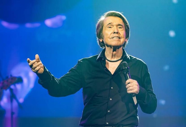 Raphael, arropado por su familia y sus exsuegros, José Bono y Ana Rodríguez, en su último concierto