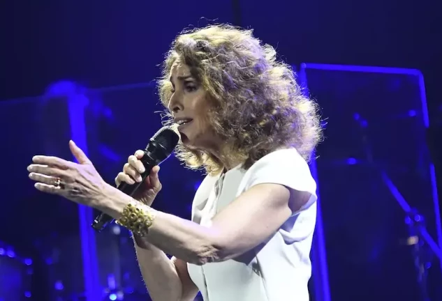 Ana Belén cantando