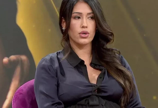 Gabriela Guillén en una imagen de plató, seria