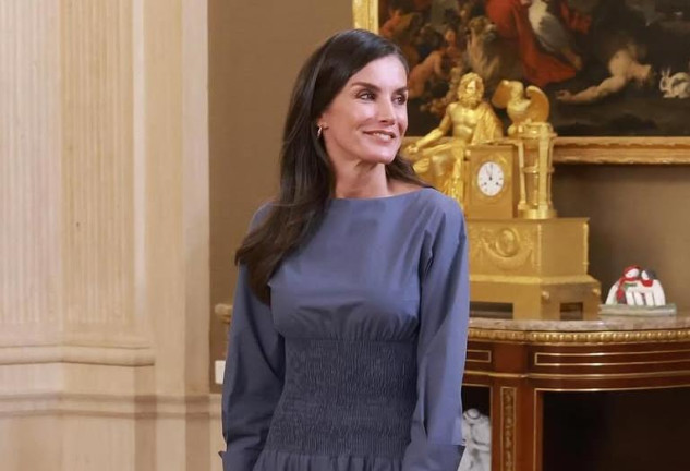 La Reina Letizia ya tiene su propia muñeca: así ha sido su reacción al recibirla