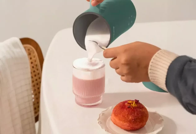 Espumador eléctrico verde sage con pantalla táctil y 4 modos para leche caliente o fría