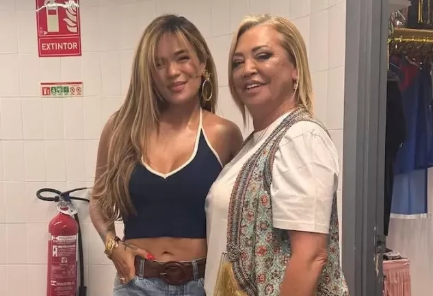 Karol G y Belén Esteban en 'La Revuelta'.