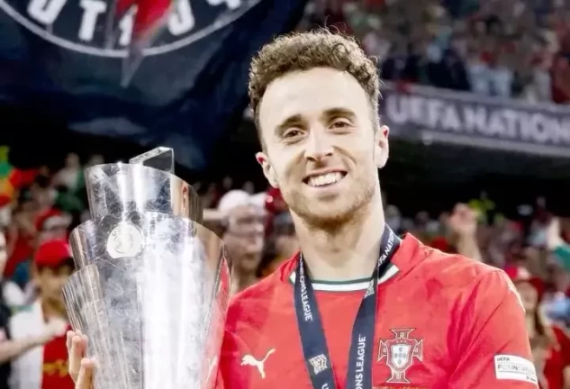 Diogo Jota con el trofeo de la Nations League, que ganó con la Selección Portuguesa.