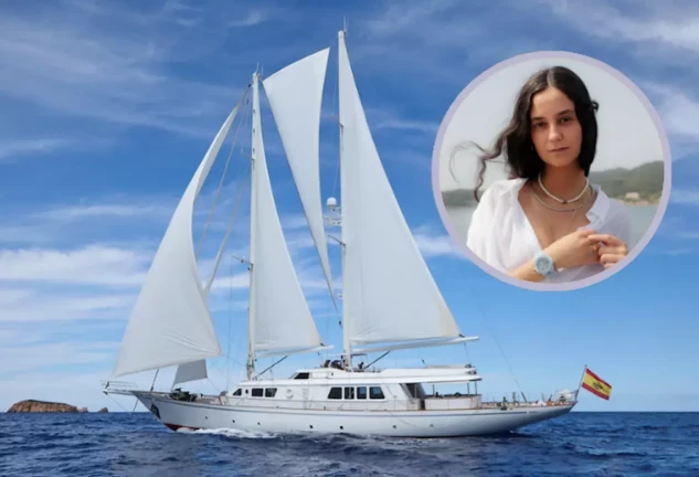Victoria Federica disfruta de una velada en yate durante su escapada a Ibiza.