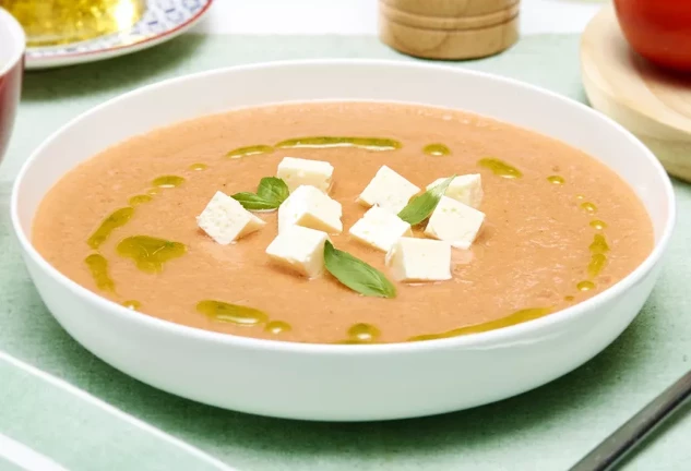 Sopa de tomate y albahaca con queso feta