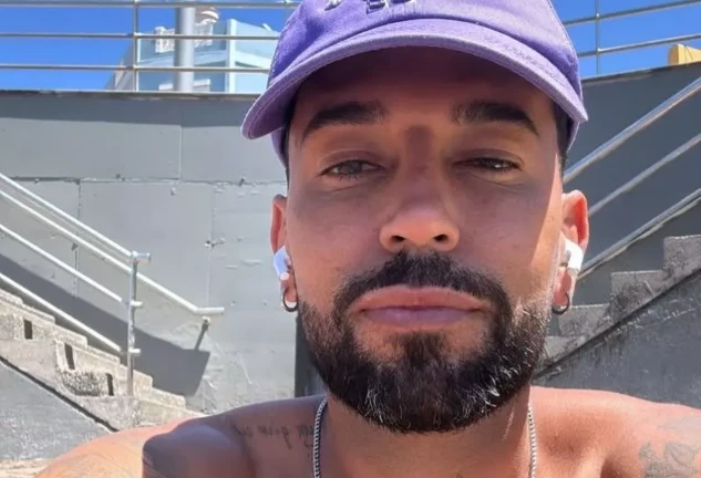 Omar Sánchez en una imagen en redes serio con una gorra morada.