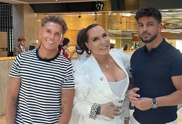 Benita Maestro Joao con su pareja y su íntimo amigo.