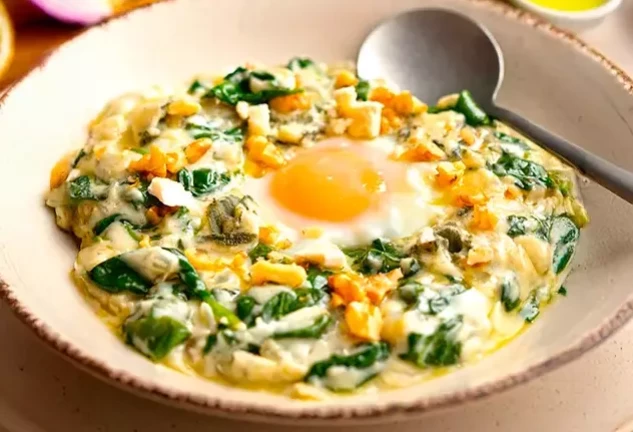 Huevos al plato con espinacas y queso azul