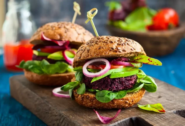 La «hamburguesa» vegana de alubias rojas aporta proteínas vegetales y mucha fibra.
