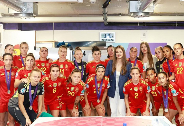 Leonor y Sofía, muy cariñosas con las jugadoras de la selección femenina de fútbol tras la final